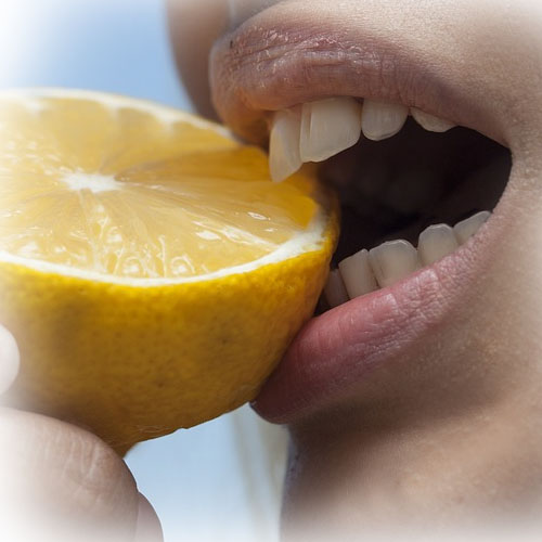 Limun kao hemoterapija. Citrusi blokiraju rast tumora i pomažu izlečenje. Sve je više studija koje pokazuju da limun ima osobine prirodne hemoterapije.